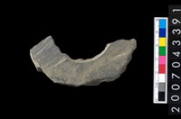 藏品(石環製作材料-旋截圓環粗胚殘件)的圖片