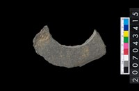 藏品(石環製作材料-旋截圓環粗胚殘件)的圖片