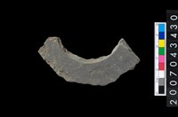 藏品(石環製作材料-旋截圓環粗胚殘件)的圖片