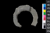 藏品(石環製作材料-旋截圓環粗胚殘件)的圖片