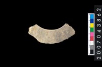 藏品(石環製作材料-旋截圓環粗胚殘件)的圖片