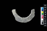 藏品(石環製作材料-旋截圓環粗胚殘件)的圖片