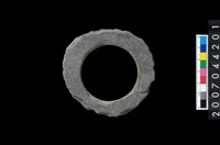 藏品(石環製作材料-帶搓磨痕石環粗胚)的圖片