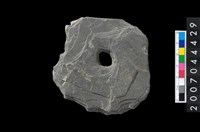 藏品(石環製作材料-中央帶小啄孔打製圓板)的圖片