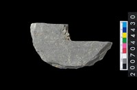 藏品(石環製作材料-中央帶小啄孔打製圓板)的圖片