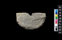 藏品(石環製作材料-中央帶小啄孔打製圓板)的圖片