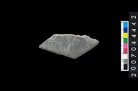 藏品(石環製作材料-中央帶小啄孔打製圓板)的圖片