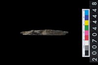 藏品(石環製作材料-中央帶啄孔打製圓板殘件)的圖片