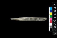 藏品(有槽石棒)的圖片