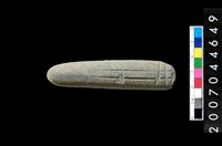 藏品(有槽石棒)的圖片