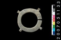 藏品(帶四突起板岩玦形耳飾)的圖片