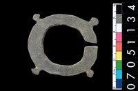 藏品(帶四突起板岩玦形耳飾)的圖片