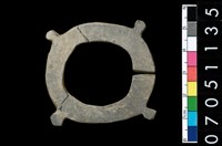 藏品(帶四突起板岩玦形耳飾)的圖片