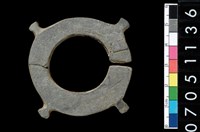 藏品(帶四突起板岩玦形耳飾)的圖片