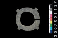 藏品(帶四突起板岩玦形耳飾)的圖片