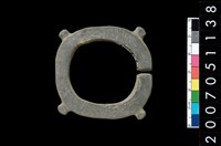 藏品(帶四突起板岩玦形耳飾)的圖片