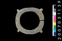 藏品(帶四突起板岩玦形耳飾)的圖片