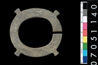 藏品(帶四突起板岩玦形耳飾)的圖片