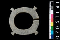 藏品(帶四突起板岩玦形耳飾)的圖片