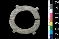 藏品(帶四突起板岩玦形耳飾)的圖片