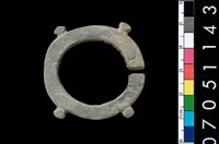 藏品(帶四突起板岩玦形耳飾)的圖片