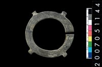 藏品(帶四突起板岩玦形耳飾)的圖片