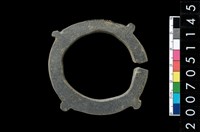 藏品(帶四突起板岩玦形耳飾)的圖片