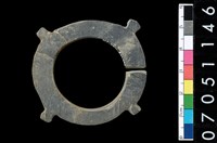 藏品(帶四突起板岩玦形耳飾)的圖片