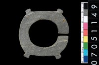 藏品(帶四突起板岩玦形耳飾)的圖片