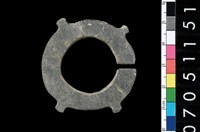 藏品(帶四突起板岩玦形耳飾)的圖片