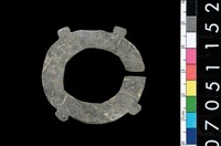 藏品(帶四突起板岩玦形耳飾)的圖片