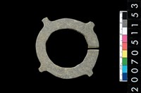 藏品(帶四突起板岩玦形耳飾)的圖片