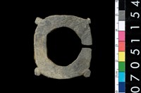 藏品(帶四突起板岩玦形耳飾)的圖片