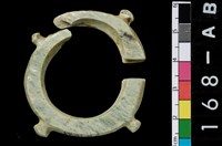 藏品(帶四突起玦形耳飾)的圖片