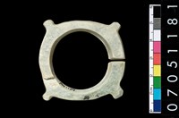 藏品(帶四突起玦形耳飾)的圖片