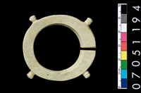 藏品(帶四突起玦形耳飾)的圖片