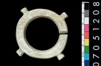 藏品(帶四突起玦形耳飾)的圖片