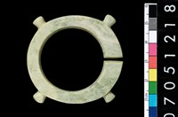 藏品(帶四突起玦形耳飾)的圖片