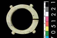 藏品(帶四突起玦形耳飾)的圖片