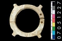 藏品(帶四突起玦形耳飾)的圖片