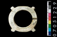 藏品(帶四突起玦形耳飾)的圖片