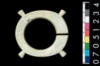 藏品(帶四突起玦形耳飾)的圖片