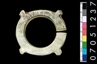 藏品(帶四突起玦形耳飾)的圖片