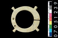 藏品(帶四突起玦形耳飾)的圖片