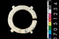 藏品(帶四突起玦形耳飾)的圖片