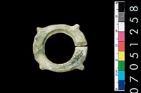 藏品(帶四突起玦形耳飾)的圖片