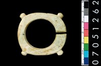 藏品(帶四突起玦形耳飾)的圖片