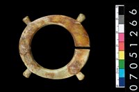 藏品(帶四突起玦形耳飾)的圖片