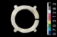 藏品(帶四突起玦形耳飾)的圖片