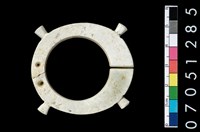 藏品(帶四突起玦形耳飾)的圖片